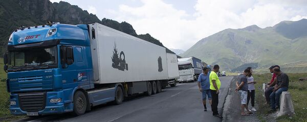 Армяская фура в многокилометровой очереди на грузино-российской границе - Sputnik Արմենիա