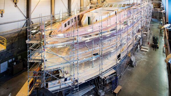 Работающие на яхте люди, строящейся на верфи Heesen Yachts (8 августа 2018). Осс, Нидерланды - Sputnik Արմենիա