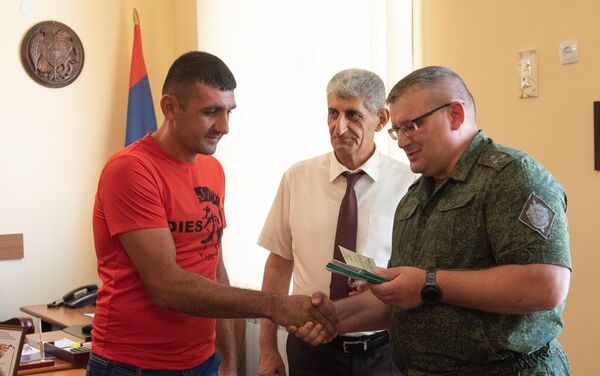 Начальник Арташатского погранотряда, полковник Юрий Урванов вручил медали жителям Араратской области за помощь пограничникам - Sputnik Армения