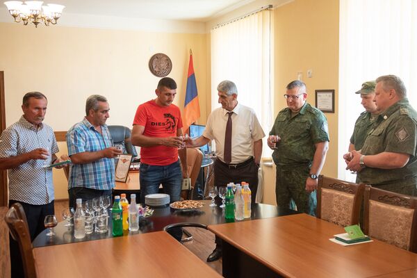Начальник Арташатского погранотряда, полковник Юрий Урванов вручил медали жителям Араратской области за помощь пограничникам Начальник Арташатского погранотряда, полковник Юрий Урванов вручил медали жителям Араратской области за помощь пограничникам - Sputnik Արմենիա