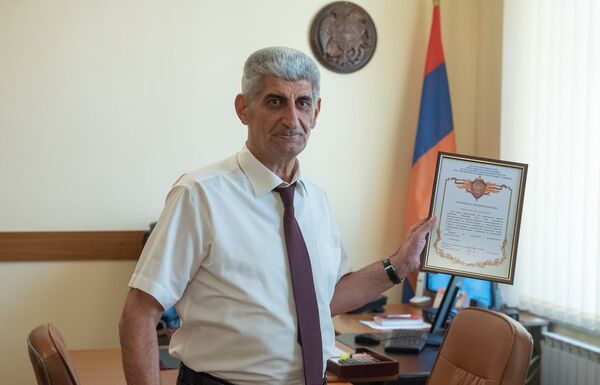 Начальник Арташатского погранотряда, полковник Юрий Урванов вручил благодарственное письмо мэру Арарата Айку Айкяну Начальник Арташатского погранотряда, полковник Юрий Урванов вручил благодарственное письмо мэру Арарата Айку Айкяну - Sputnik Армения