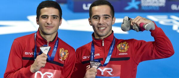 Бронзовые призеры Владимир Арутюнян и Лев Саркисян во время церемонии награждения в финале синхронных прыжков в воду (мужчины, 10 метров) на чемпионате Европы 2018 (9 августа 2018). Эдинбург - Sputnik Армения