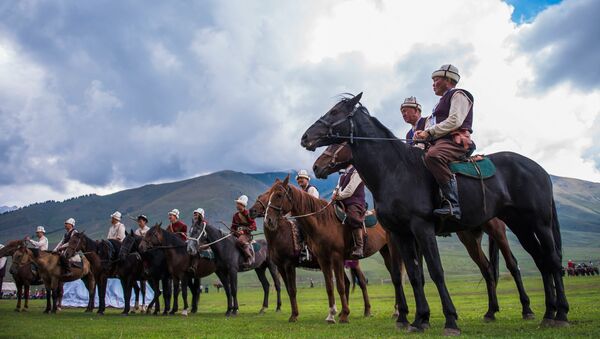 Участники традиционной охоты салбурун (охоты с собаками, соколами и беркутами) в рамках II Всемирных игр кочевников (5 сентября 2016). Киргизия - Sputnik Արմենիա