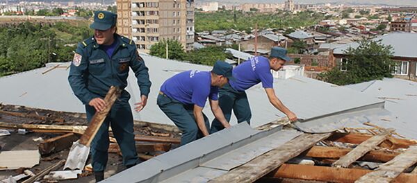 Спасатели демонтирую крышу Спасатели демонтирую крышу - Sputnik Արմենիա