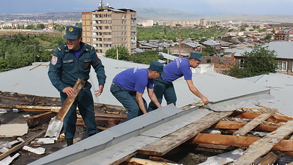 Спасатели демонтирую крышу - Sputnik Արմենիա