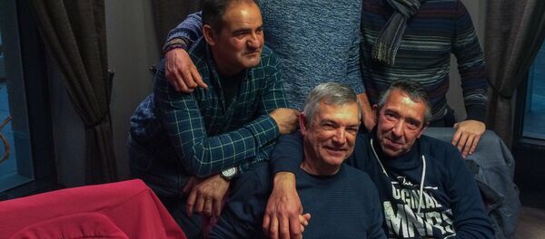 Проживающие в Армении испанцы. Хавьер Петит - ответственный за строительство трассы Норагавит-Арташат и  Хуан-Хосе Лема-Фивес - ответственный по производству бетона (сидят) - Sputnik Армения