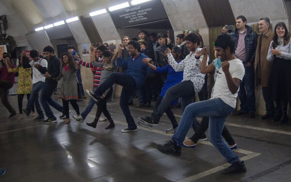 Флешмоб в рамках дней культуры Индии в Армении. Участники станцевали также армянский танец Кочари - Sputnik Армения