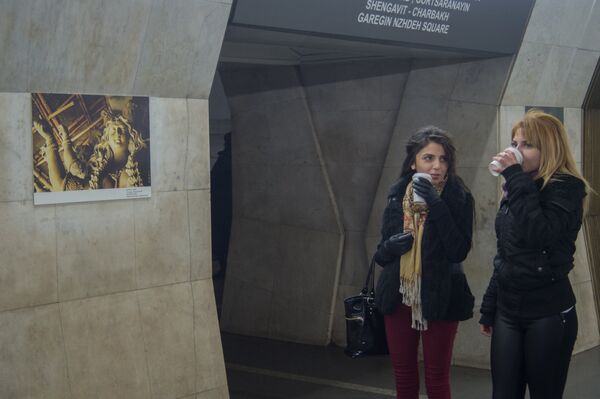На станции ереванского метрополитена Еритасардакан открылась выставка Индия в картинах и фотографиях На станции ереванского метрополитена Еритасардакан открылась выставка Индия в картинах и фотографиях - Sputnik Армения