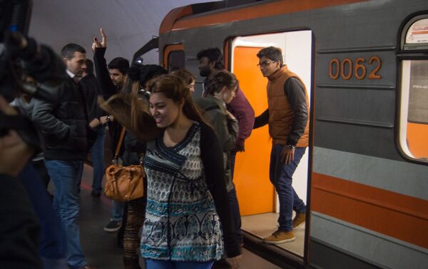 Флешмоб в армянском метро в рамках дней культуры Индии в Армении - Sputnik Армения