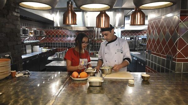 Հյուր՝ շեֆ–խոհարարին. ինչպես «Մրգային կաթնաշոռ» պատրաստել Հյուր՝ շեֆ–խոհարարին. ինչպես «Մրգային կաթնաշոռ» պատրաստել - Sputnik Արմենիա