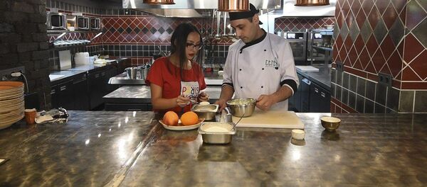 Հյուր՝ շեֆ–խոհարարին. ինչպես «Մրգային կաթնաշոռ» պատրաստել Հյուր՝ շեֆ–խոհարարին. ինչպես «Մրգային կաթնաշոռ» պատրաստել - Sputnik Արմենիա