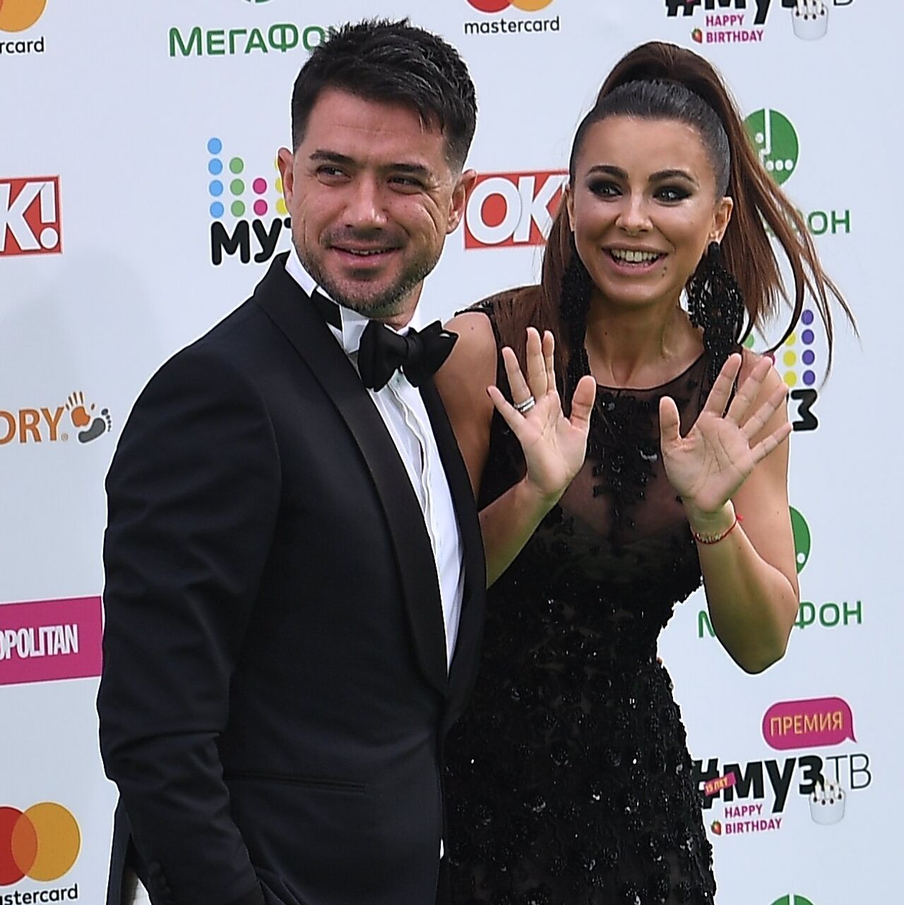 Көшеде мөлдір киіммен