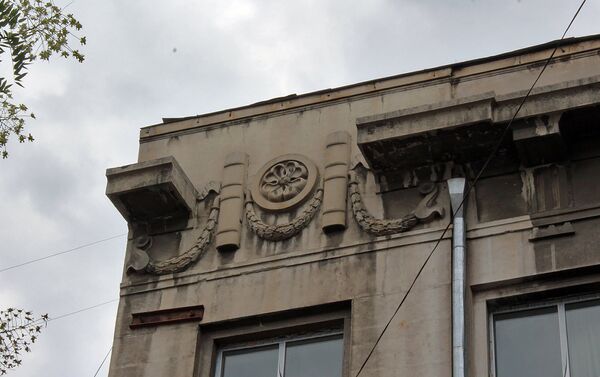 Орнамент на фасаде здания средней школы No 43 имени Тициана Табидзе, Тбилиси - Sputnik Армения
