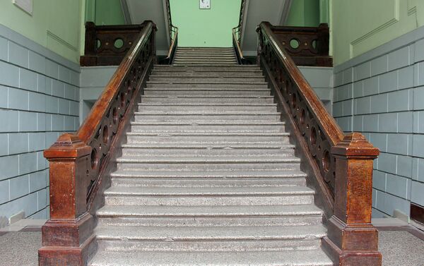 Лестница в средней школе No 43 имени Тициана Табидзе, Тбилиси - Sputnik Армения