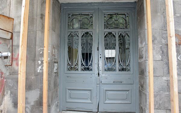 Боковая входная дверь в среднюю школу No 43 имени Тициана Табидзе, Тбилиси - Sputnik Армения