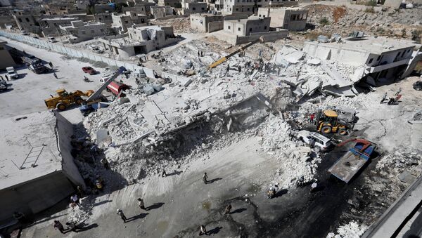Разрушенные здания после взрыва на складе оружия в жилом районе города Сармада (12 августа 2018). Сирия - Sputnik Армения