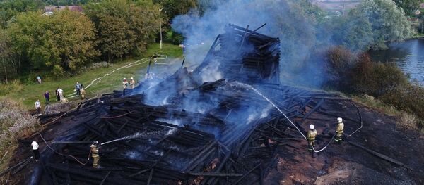 Успенская церковь XVIII века в Карелии полностью сгорела - Sputnik Армения