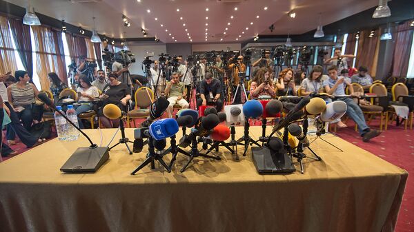 Журналисты перед началом пресс-конференции второго президента Армении Роберта Кочаряна (14 августа 2018). Еревaн - Sputnik Армения