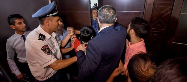 Активисты врываются в пресс-центр (14 августа 2018). Еревaн - Sputnik Армения