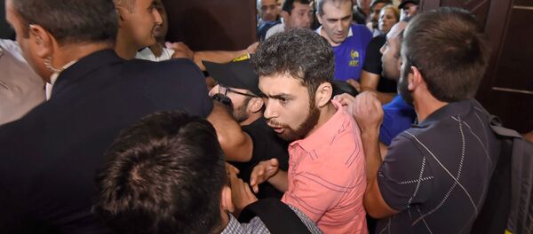 Активисты врываются в пресс-центр (14 августа 2018). Еревaн - Sputnik Армения