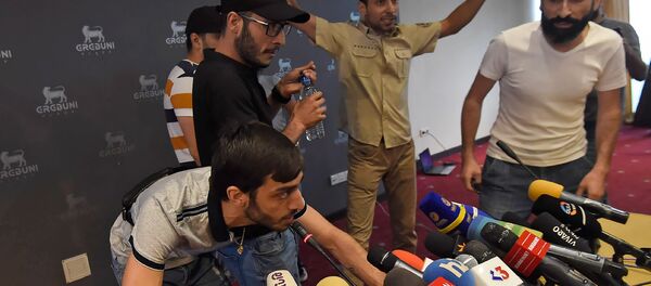 Активисты ворвались в пресс-центр (14 августа 2018). Еревaн Активисты ворвались в пресс-центр (14 августа 2018). Еревaн - Sputnik Армения