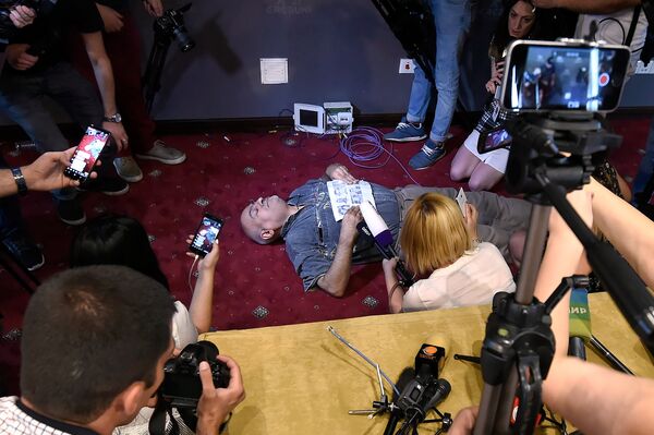 Активисты ворвались в пресс-центр (14 августа 2018). Еревaн - Sputnik Армения