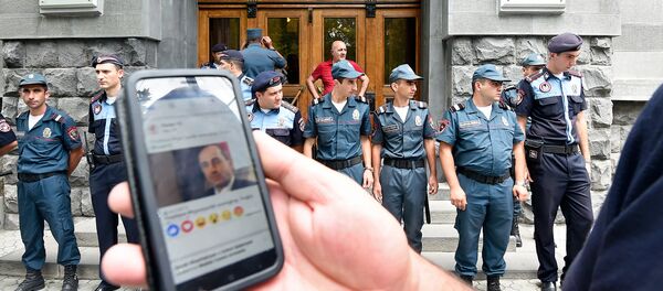 Ситуация у Генеральной прокуратуры Армении (14 августа 2018). Еревaн - Sputnik Армения