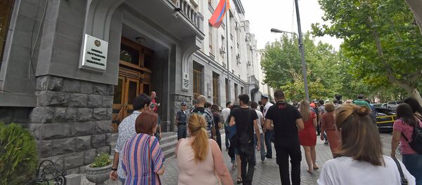 Ситуация у Генеральной прокуратуры Армении (14 августа 2018). Еревaн - Sputnik Армения