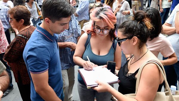 Активисты начали сбор подписей против судьи Александра Азаряна (14 августа 2018). Еревaн - Sputnik Армения