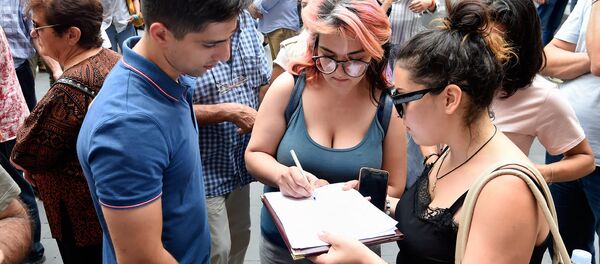 Активисты начали сбор подписей против судьи Александра Азаряна (14 августа 2018). Еревaн - Sputnik Армения