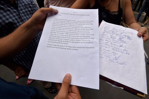 Активисты начали сбор подписей против судьи Александра Азаряна (14 августа 2018). Еревaн - Sputnik Армения