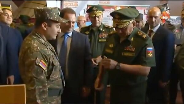 Министры обороны РА и РФ в павильоне Армении - Sputnik Армения