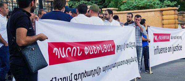 Акция в поддержку Роберта Кочаряна перед зданием резиденции премьер-министра Армении (14 августа 2018). Еревaн Акция в поддержку Роберта Кочаряна перед зданием резиденции премьер-министра Армении (14 августа 2018). Еревaн - Sputnik Արմենիա