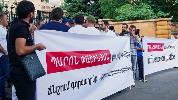 Акция в поддержку Роберта Кочаряна перед зданием резиденции премьер-министра Армении (14 августа 2018). Еревaн - Sputnik Արմենիա