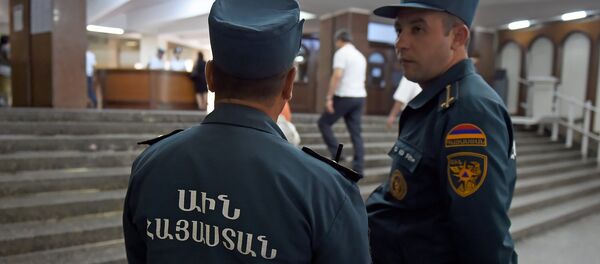 Спасатели МЧС Армении в здание Правительства (15 августа 2018). Еревaн Спасатели МЧС Армении в здание Правительства (15 августа 2018). Еревaн - Sputnik Армения