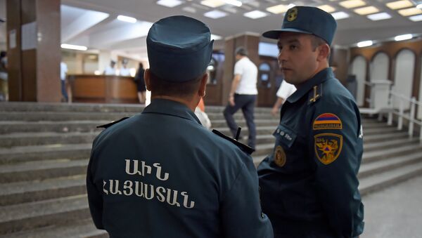 Спасатели МЧС Армении в здание Правительства (15 августа 2018). Еревaн - Sputnik Армения