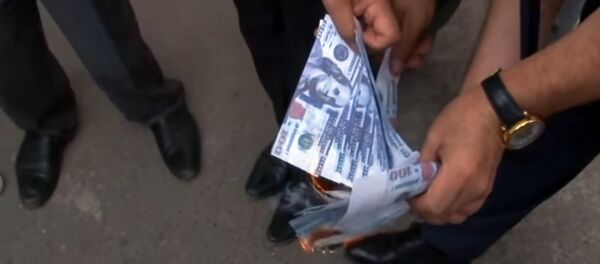 Азербайджанцы сожгли напечатанные на принтере доллары Азербайджанцы сожгли напечатанные на принтере доллары - Sputnik Армения