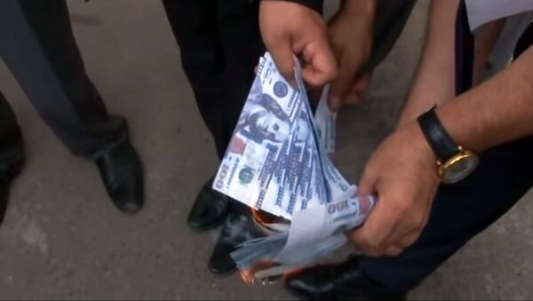 Азербайджанцы сожгли напечатанные на принтере доллары - Sputnik Армения