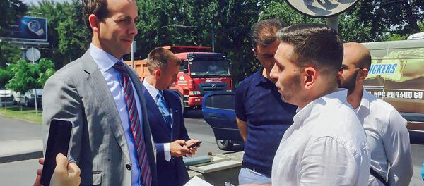 Активист Граир Костанян передает письмо послу США Ричарду Миллзу (15 августа 2018). Еревaн - Sputnik Армения