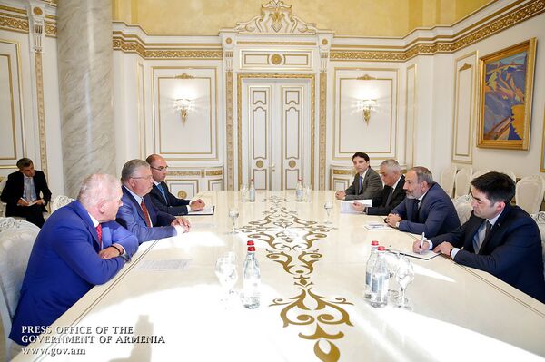 Премьер-министр Армении Никол Пашинян принял председателя правления Евразийского банка развития Андрея Бельянинова (15 августа 2018). Еревaн - Sputnik Армения