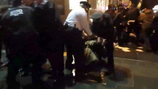 СПУТНИК_Полицейские в Нью-Йорке скрутили митингующих из-за убийства афроамериканца - Sputnik Армения