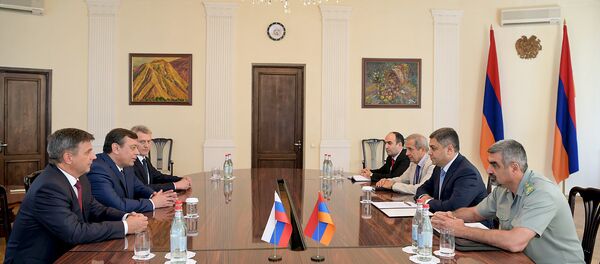 Глава СНБ Армении Артур Ванецян принял замдиректора пограничной службы ФСБ РГ генерал-лейтенанта Игоря Константинова (16 августа 2018). Еревaн Глава СНБ Армении Артур Ванецян принял замдиректора пограничной службы ФСБ РГ генерал-лейтенанта Игоря Константинова (16 августа 2018). Еревaн - Sputnik Армения