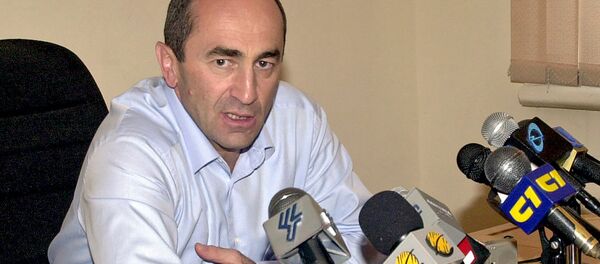 Второй Президент Армении Роберт Кочарян на пресс конференции (2004 год) - Sputnik Армения