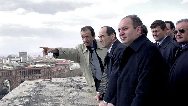 Главный архитектор Еревана Нарек Саркисян докладывает второму Президенту Армении Роберту Кочаряну о ходе строительства в столице (2002 год) - Sputnik Армения