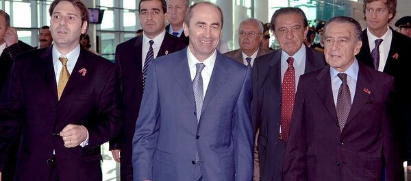 Второй Президент Армении Роберт Кочарян во время открытия нового терминала аэропорта Звартноц (2007 год) Второй Президент Армении Роберт Кочарян во время открытия нового терминала аэропорта Звартноц (2007 год) - Sputnik Արմենիա