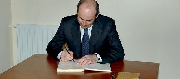 Второй Президент Армении Роберт Кочарян делает запись в книге гостей музея Еревана (2007 год) Второй Президент Армении Роберт Кочарян делает запись в книге гостей музея Еревана (2007 год) - Sputnik Армения