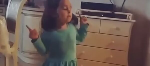 Девочка танцует под песню Вите надо выйти - Sputnik Армения