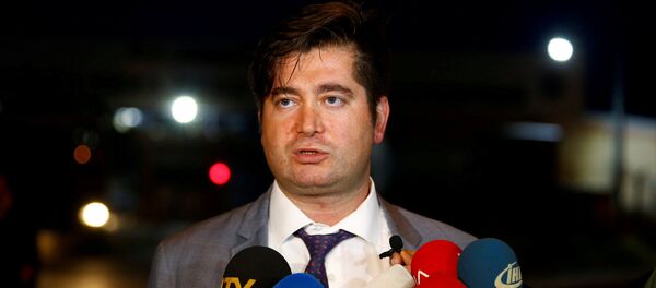 Исмаил Джем Халавурт, адвокат заключенного в тюрьму пастора Эндрю Брансона, беседует с журналистами за пределами тюрьмы Алиага и комплекса зданий суда в Измире (7 мая 2018). Турция - Sputnik Армения