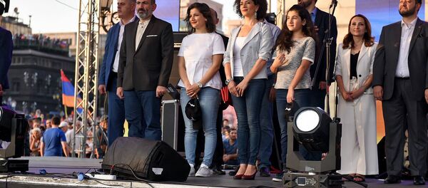 Митинг к стодневке Никола Пашиняна на посту премьер-министра Армении (17 августа 2018). Еревaн Митинг к стодневке Никола Пашиняна на посту премьер-министра Армении (17 августа 2018). Еревaн - Sputnik Արմենիա