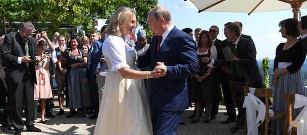 Министр иностранных дел Австрии Карин Кнейсл танцует с Президентом России Владимиром Путиным на собственной свадьбе (18 августа 2018). Гамлиц, Австрия - Sputnik Армения